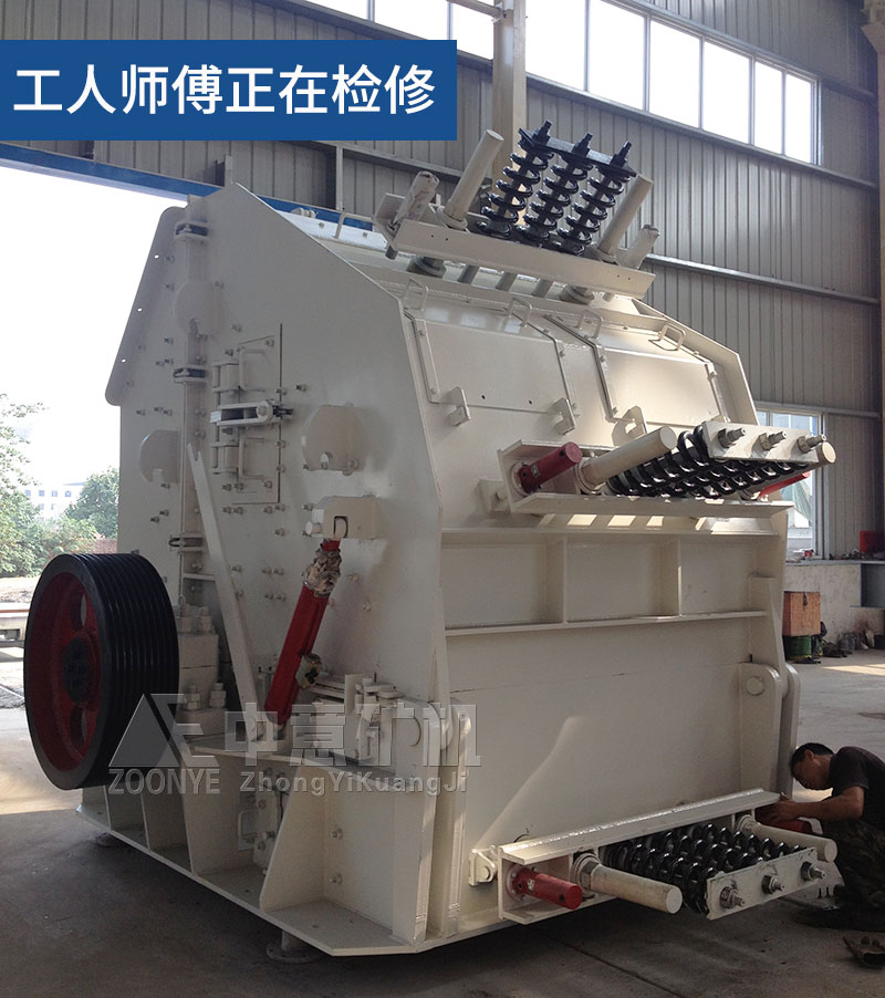 工人師傅正在給設(shè)備檢修