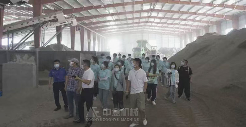 裝修垃圾處置中心工作人員向溫州大學(xué)建筑工程學(xué)院實(shí)踐隊(duì)同學(xué)們介紹垃圾處理生產(chǎn)線